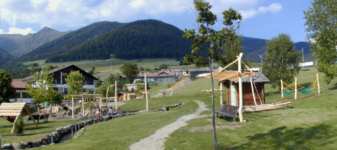 Panoramablick auf den Spielplatz von Terenten